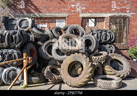 Stapel von Nutzfahrzeugreifen Stockfoto