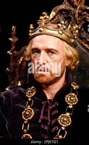 Richard Harris (König Arthur) in CAMELOT im Apollo Victoria, London SW1 23/11/1982 Buch und Texte: Alan Jay Lerner Musik: Frederick Loewe Design: Desmond Heeley Beleuchtung: David Hersey Regisseur: Michael Rudman Stockfoto