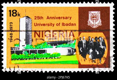 MOSKAU, RUSSLAND - 25. MÄRZ 2023: Poststempel gedruckt in Nigeria zeigt Front of the University, University of Ibadan, Serie 25. Jubiläum, ca. 1 Stockfoto