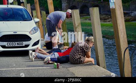 Looe, Cornwall, England, 06. Juli 2022: Diese Touristenstadt liegt um einen kleinen Hafen und das steile Tal des Flusses Looe Stockfoto