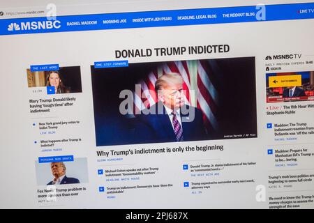 Schlagzeile "Donald Trump Angeklagte" auf der MSNBC-Website mit Eilmeldung über die Anklage von FM-Präsident Donald Trump, 31. März 2023. Stockfoto