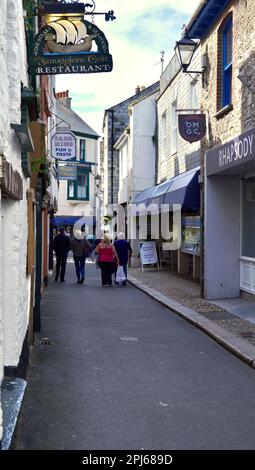 Looe, Cornwall, England, 06. Juli 2022: Restaurants, Pubs und Geschäfte sind für die vielen Touristen geeignet, die diese malerische Cornish Mündung und den Hafen besuchen. Stockfoto
