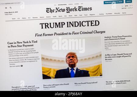 Schlagzeile „Trump Angeklagte“ auf der Website der New York Times mit Eilmeldung zur Anklage von FM-Präsident Donald Trump, 31. März 2023. Stockfoto