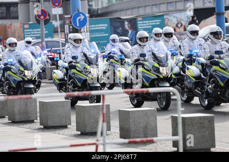 Berlin, Berlin, Deutschland. 31. März 2023. König Karl III. Und seine Frau Camilla nehmen den Zug von Berlin nach Hamburg. Das britische Königspaar reist mit dem Bundespräsidenten Frank-Walter Steinmeier nach Hamburg. Nachdem das königliche Paar die fast eineinhalb Kilometer lange Strecke vom Hotel Adlon zum Bahnhof zurückgelegt hat, werden Charles und Camilla von DB-Chef Richard Lutz begrüßt. (Kreditbild: © Simone Kuhlmey/Pacific Press via ZUMA Press Wire) NUR REDAKTIONELLE VERWENDUNG! Nicht für den kommerziellen GEBRAUCH! Kredit: ZUMA Press, Inc./Alamy Live News Stockfoto