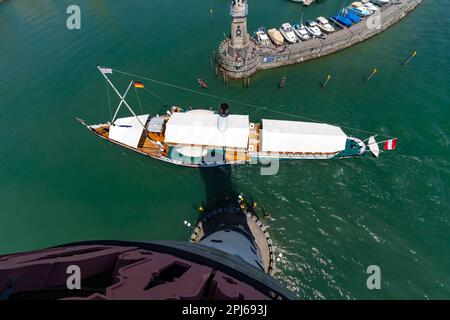 Der historische Paddeldampfer HOHENTWIEL, das Ausflugsschiff, das den Hafen von Lindau am Bodensee in Bayern, Deutschland, betritt Stockfoto