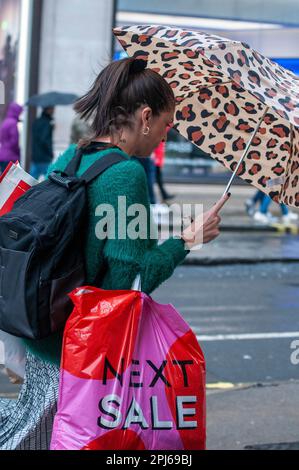 London, Großbritannien. 31. März 2023. Einkaufslustige ertragen heftigen Regen in der Oxford Street im West End. Kredit: JOHNNY ARMSTEAD/Alamy Live News Stockfoto