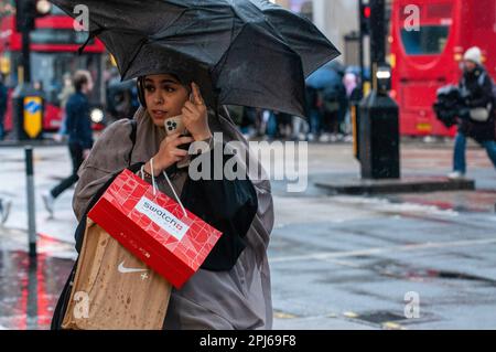 London, Großbritannien. 31. März 2023. Einkaufslustige ertragen heftigen Regen in der Oxford Street im West End. Kredit: JOHNNY ARMSTEAD/Alamy Live News Stockfoto
