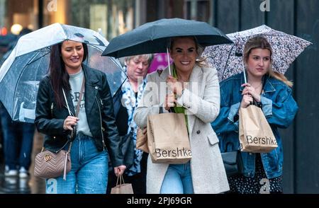 London, Großbritannien. 31. März 2023. Einkaufslustige ertragen heftigen Regen in der Oxford Street im West End. Kredit: JOHNNY ARMSTEAD/Alamy Live News Stockfoto