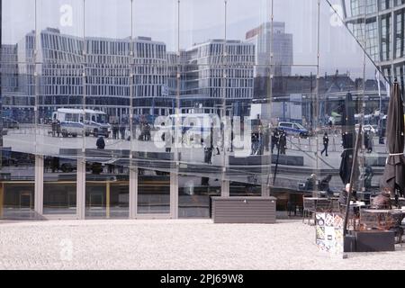 Berlin, Berlin, Deutschland. 31. März 2023. König Karl III. Und seine Frau Camilla nehmen den Zug von Berlin nach Hamburg. Das britische Königspaar reist mit dem Bundespräsidenten Frank-Walter Steinmeier nach Hamburg. Nachdem das königliche Paar die fast eineinhalb Kilometer lange Strecke vom Hotel Adlon zum Bahnhof zurückgelegt hat, werden Charles und Camilla von DB-Chef Richard Lutz begrüßt. (Kreditbild: © Simone Kuhlmey/Pacific Press via ZUMA Press Wire) NUR REDAKTIONELLE VERWENDUNG! Nicht für den kommerziellen GEBRAUCH! Kredit: ZUMA Press, Inc./Alamy Live News Stockfoto