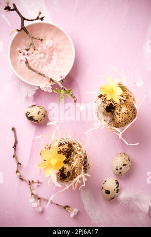 Ostereier mit Kirschzweig in rosa Ton. Osterdekoration im Vintage-Stil Stockfoto