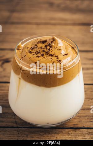 Gefrorenes, flauschiges, cremiges trendiges Getränk mit Kaffeeschaum und Milch. Dalgona Kaffee Stockfoto