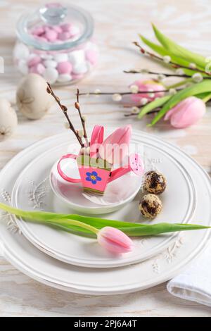 Platz für Ostertisch mit Frühlingsblumen. Ostertischdekoration Stockfoto
