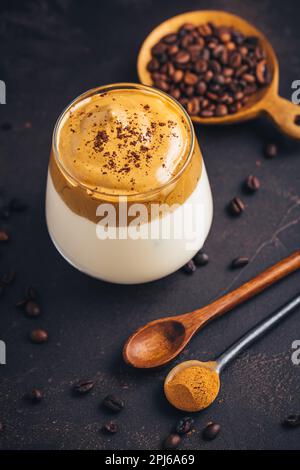 Gefrorenes, flauschiges, cremiges trendiges Getränk mit Kaffeeschaum und Milch. Dalgona Kaffee Stockfoto