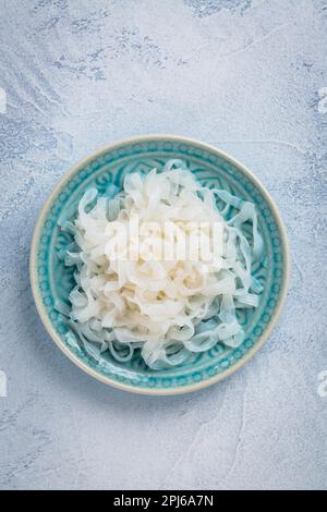 Shirataki Noodles - gelatineartige traditionelle japanische Nudeln aus Konjac-Yam, Kohlenhydraten und glutenfreier Alternative Stockfoto