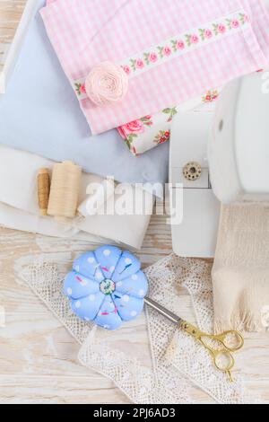 Nähmaschine, Werkzeuge und Zubehör. Hobby, Basteln, Kreativität, Freizeit zu Hause Konzept Stockfoto