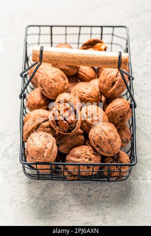 Bio-Walnüsse im Korb auf dem Küchentisch Stockfoto