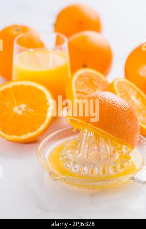 Frisch gepresster Saft mit Quetschpresse für ein gesundes Frühstück Stockfoto