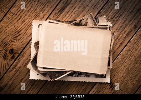 Erinnerungen - Bestand an alten und Vintage-Fotos auf Holzhintergrund mit Kopierraum Stockfoto