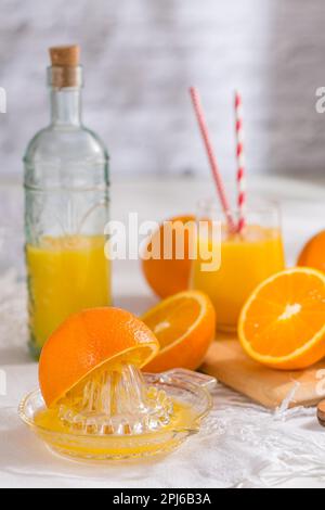 Frisch gepresster Saft mit Quetschpresse für ein gesundes Frühstück Stockfoto