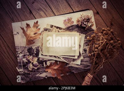 Erinnerungen - Bestand an alten und Vintage-Fotos auf Holzhintergrund mit Kopierraum Stockfoto