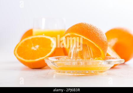 Frisch gepresster Saft mit Quetschpresse für ein gesundes Frühstück Stockfoto