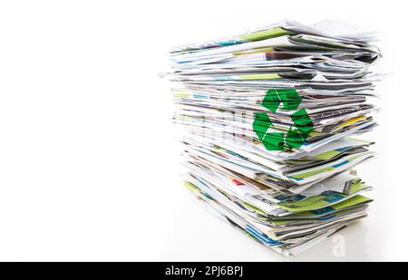 Stapel von Altpapier, alten Zeitschriften, Zeitungen und Broschüren für das Recycling isoliert auf Weiß Stockfoto