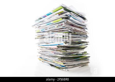 Stapel von Altpapier, alten Zeitschriften, Zeitungen und Broschüren für das Recycling isoliert auf Weiß Stockfoto