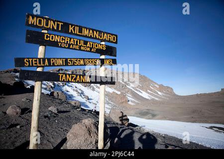 Schild auf dem Kilimandscharo-Gipfel, Tansania Stockfoto