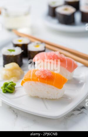 Auswahl an veganem Sushi mit Gemüse, Seitan, Konjakpflanze, Tofu als Fischersatz, mit Fingerkalk als Kaviar. Veganes Speisekonzept Stockfoto