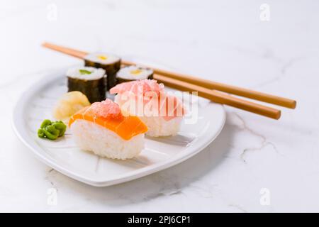 Auswahl an veganem Sushi mit Gemüse, Seitan, Konjakpflanze, Tofu als Fischersatz, mit Fingerkalk als Kaviar. Veganes Speisekonzept Stockfoto