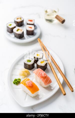 Auswahl an veganem Sushi mit Gemüse, Seitan, Konjakpflanze, Tofu als Fischersatz, mit Fingerkalk als Kaviar. Veganes Speisekonzept Stockfoto