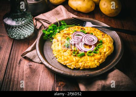 Tortilla – spanisches Omelett mit Kartoffeln und Zwiebeln auf Holzgrund Stockfoto