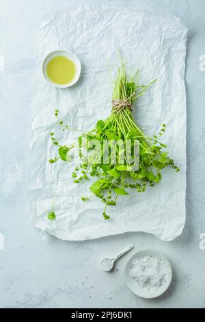 Winterportulak (Claytonia perfoliata), indischer Salat, gesundes grünes Gemüse für rohe Salate und Kochen mit Olivenöl und Salz. Stockfoto