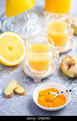 Nahaufnahme von gesundem Ingwer Zitrone Kurkuma Shot? Ideal, um das Immunsystem zu stärken Stockfoto