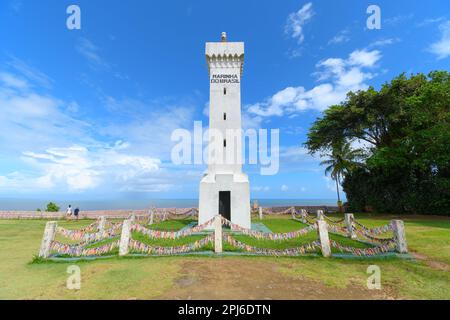 Porto Seguro, BA, Brasilien - 03. Januar 2023: Blick auf den brasilianischen Navy Leuchtturm im historischen Zentrum von Porto Seguro. Stockfoto