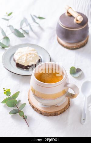 Kaffeepause - Tasse Kaffee mit süßem Kuchen oder Keksen Stockfoto