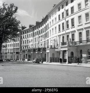 1960er, historischer Blick aus dieser Ära von Adelaide Crescent, Hove, West Sussex, Brighton, England, Großbritannien, eine Terrasse von großem architektonischem Interesse. Auf dem Grundstück von Sir Isaac Goldsmid begannen die Bauarbeiten im Jahr 1830 bis zum Entwurf von Decimus Burton, einem der führenden Architekten der Mitte des 19. Jahrhunderts, und wurden Mitte der 1860er Jahre abgeschlossen. Es gilt als - außerhalb des Royal Cresent in Bath - der bedeutendste präviktorianische Residenzcresent in Großbritannien und als Stufe II gelistet. Stockfoto