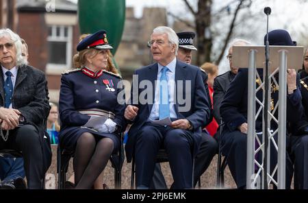 Sir John Major spricht mit der Dame, die neben ihm sitzt, zum 30. Jahrestag des Bombenanschlags in Warrington Stockfoto