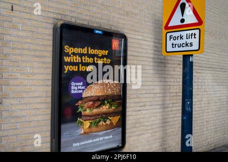 McDonalds hat am 2. März 2023 in Birmingham, Großbritannien, ein doppeltes Werbeplakat für Big Mac Beef Burger veröffentlicht. Stockfoto