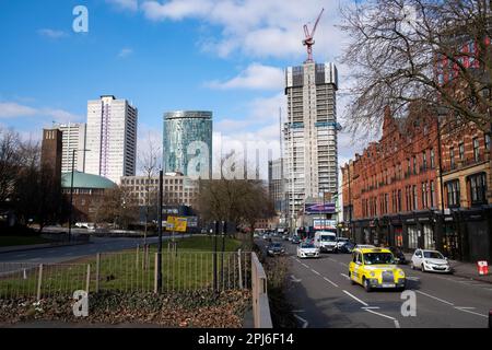 Neue Wohnwohnungen befinden sich im Bau im Rahmen einer Baumaßnahme/Umgestaltung im Stadtzentrum entlang der A38 Bristol Road, da am 2. März 2023 in Birmingham, Großbritannien, neue Wohnblocks errichtet werden. Die Stadt befindet sich in einem langfristigen und umfassenden Umbau, wobei ein Großteil ihrer industriellen Vergangenheit abgerissen und in neue Wohnungen umgewandelt wird. Stockfoto