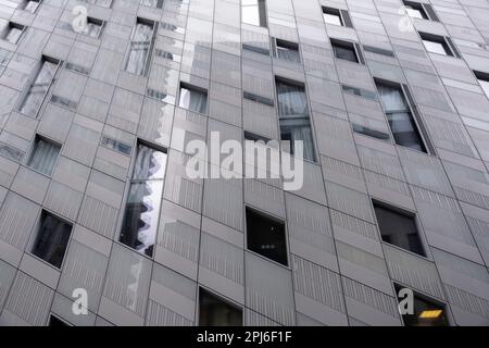 Architektonisches optisches Täuschungsgebäude mit besonderen Winkeln M vom Montcalm London Shoreditch Tech City Hotel in der Nähe der Old Street am 6. März 2023 in London, Großbritannien. East London Tech City, auch bekannt als Tech City und Silicon Roundabout, ist der Begriff für einen Technologiecluster von High-Tech-Unternehmen mit Sitz in Shoreditch und St Luke’s in East London. Im Jahr 2008 entwickelte sich rund um den Kreisverkehr der Old Street eine Gruppe von Webunternehmen. Die Gegend war historisch relativ heruntergekommen im Vergleich zur nahegelegenen Stadt. Die Rezession von 2008 bis 09 führte durch die Schließung von Numerou zu einem weiteren Rückgang der Mieten Stockfoto