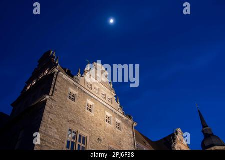 Mond bei Blue Hour über Schloss Merseburg, Sachsen-Anhalt, Deutschland Stockfoto