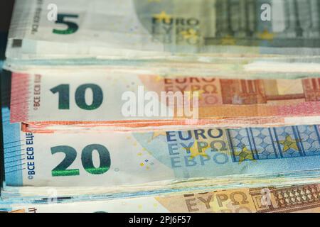 Verschiedene Euro-Banknoten, gestapelte Banknoten, Deutschland Stockfoto