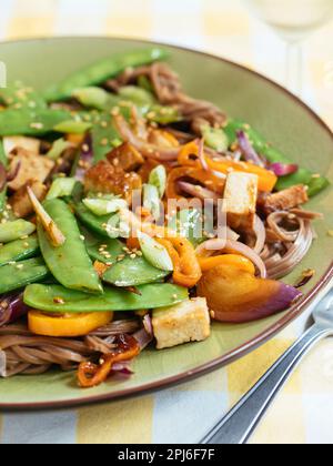 Gebratene Zuckerschoten auf Soba-Nudeln Stockfoto