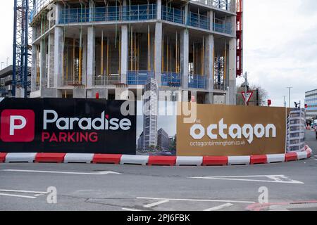 Neues Wohnapartment-Gebäude das Octagon befindet sich im Bau im Paradise-Gebiet im Rahmen einer Umgestaltung/Umgestaltung im Stadtzentrum am 22. März 2023 in Birmingham, Großbritannien. Die Stadt befindet sich in einem langfristigen und umfassenden Umbau, wobei ein Großteil ihrer industriellen Vergangenheit abgerissen und in neue Wohnungen umgewandelt wird. Stockfoto