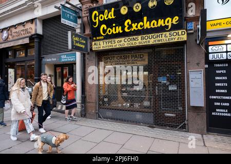 Außenansicht der Gold Coin Exchange an der Charing Cross Road, wo Gold, Silber und Schmuck am 26. März 2023 in London, Großbritannien, in bar bezahlt wurden. Dieser Laden ist als einer der führenden Londoner Händler für den Kauf und Verkauf von Münzen, Edelmetallen, Medaillen und Banknoten bekannt. Stockfoto