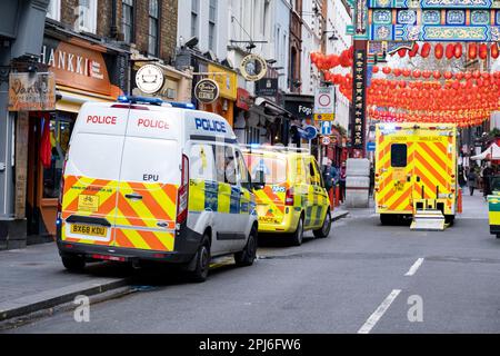 Rettungsdienste, darunter mehrere Fahrzeuge aus Krankenwagen, Polizei und Feuerwehr, nehmen am 30. März 2023 in Chinatown in London, Großbritannien, an einem schweren Vorfall Teil. Stockfoto