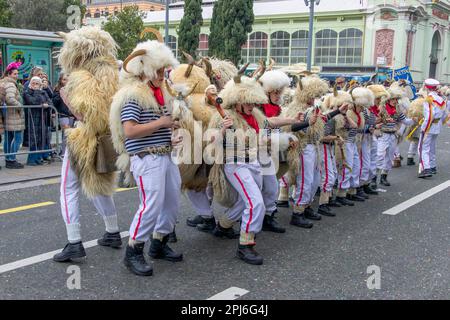 Traditionelle Glockenmasken in Matrosen Mutter, Schaffell und Mütze mit Hörnern und Schaffell auf dem Karneval in Rijeka, Kroatien Stockfoto