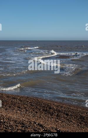 Meer und Wellen brechen über der Kieselbar in der Shingle Street an der Mündung der Alde und Orford Ness. Suffolk England Stockfoto