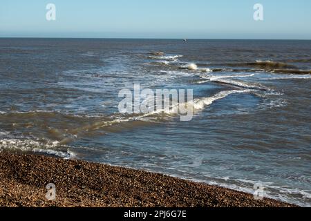 Meer und Wellen brechen über der Kieselbar in der Shingle Street an der Mündung der Alde und Orford Ness. Suffolk England Stockfoto